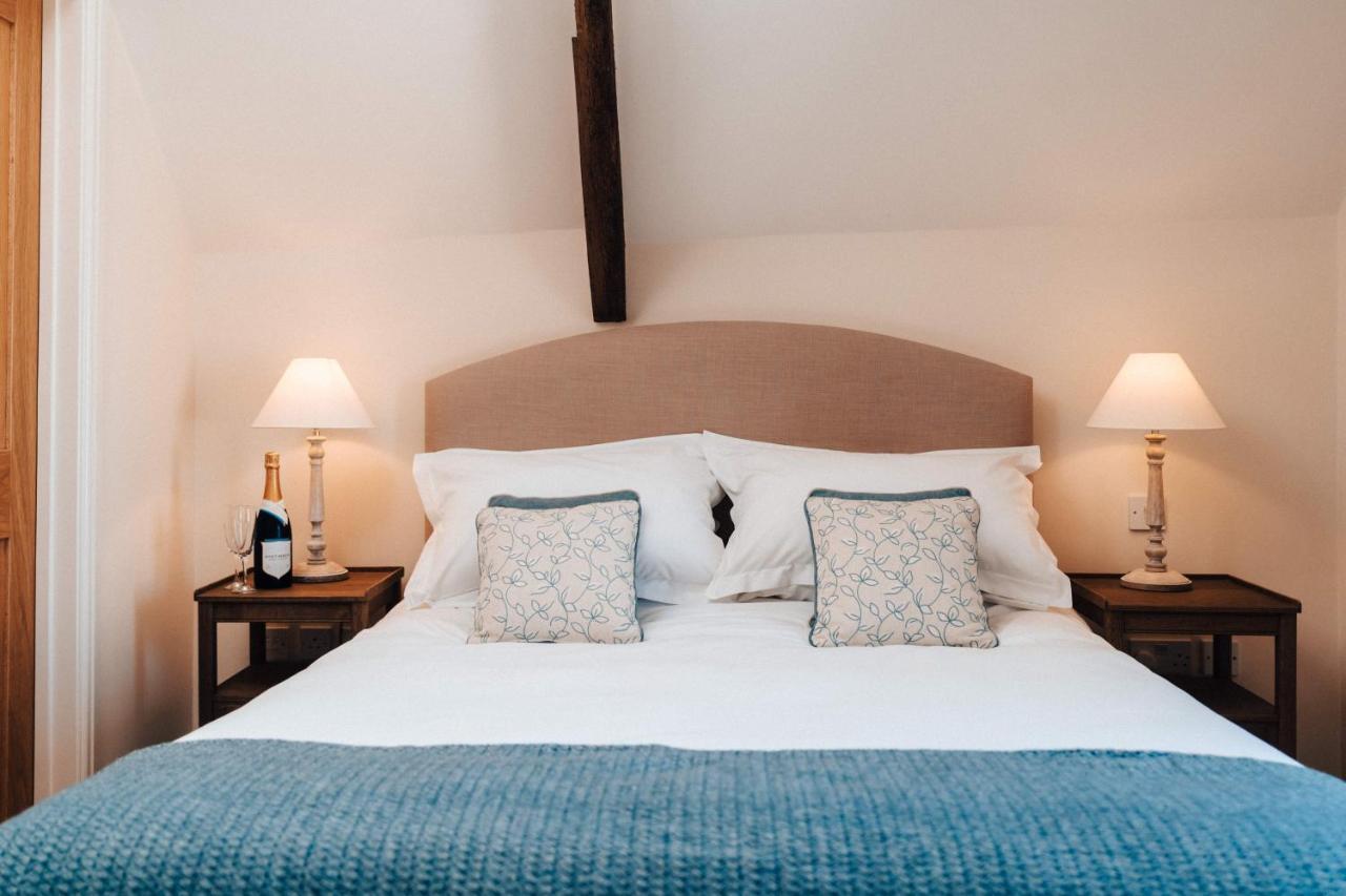 Cat And Custard Pot Inn Shipton Moyne Экстерьер фото