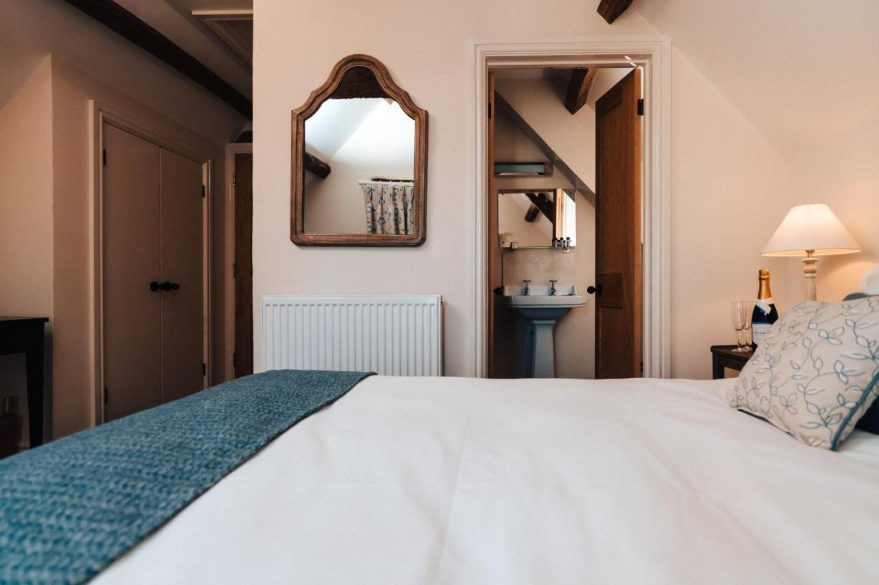 Cat And Custard Pot Inn Shipton Moyne Экстерьер фото