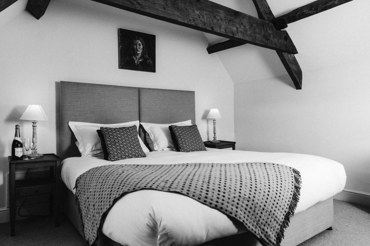 Cat And Custard Pot Inn Shipton Moyne Экстерьер фото