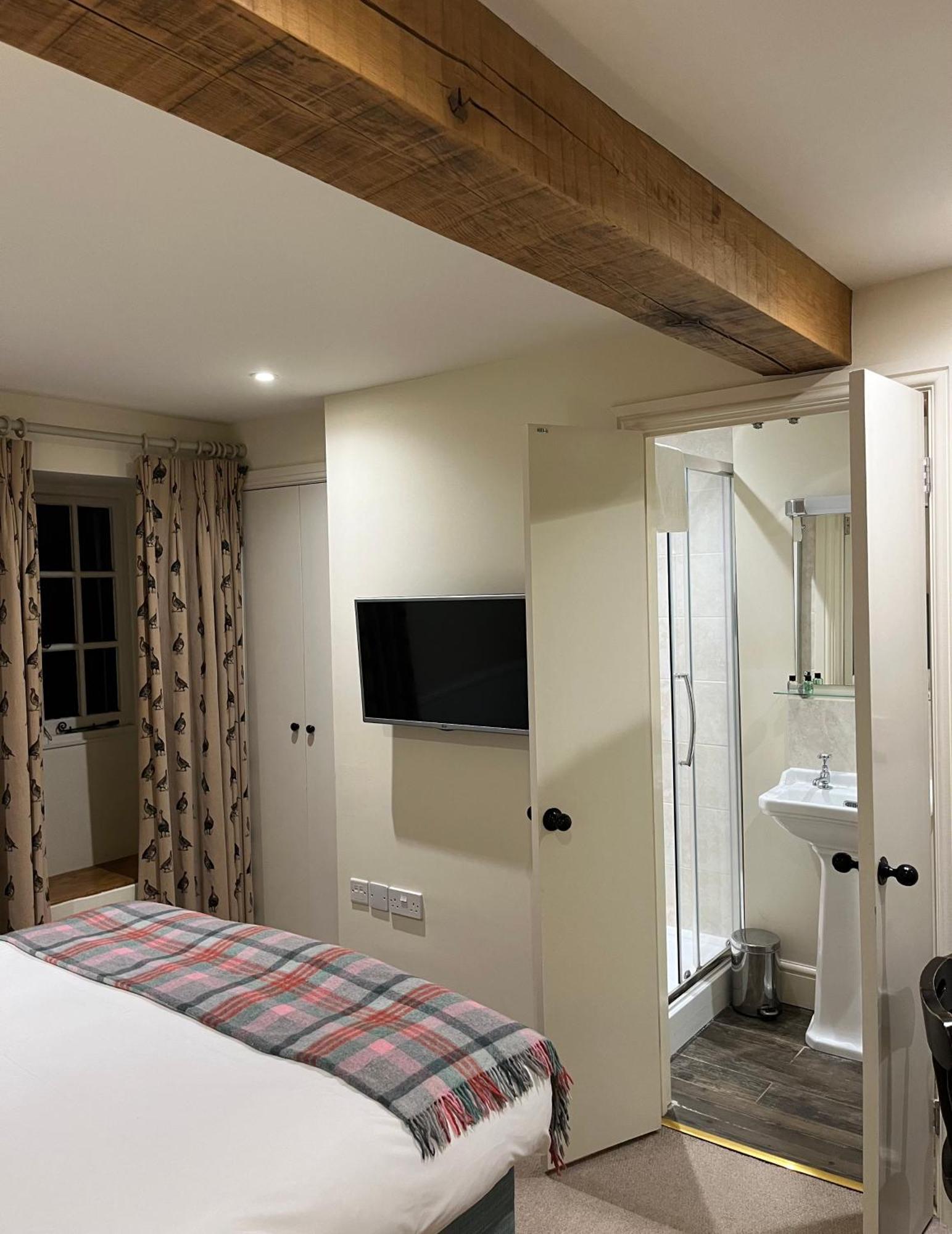 Cat And Custard Pot Inn Shipton Moyne Номер фото